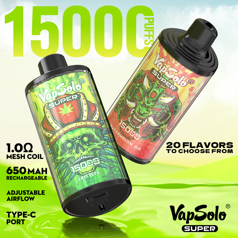 Zwei VapSolo Super Einweg-E-Zigaretten mit 15,000 Zügen in den Geschmacksrichtungen Skittles und Watermelon Ice; Highlights sind die 1.0 Ω Mesh-Spule, der wiederaufladbare 650 mAh Akku, die einstellbare Luftzufuhr und der Typ-C-Anschluss auf grünem Hintergrund.
