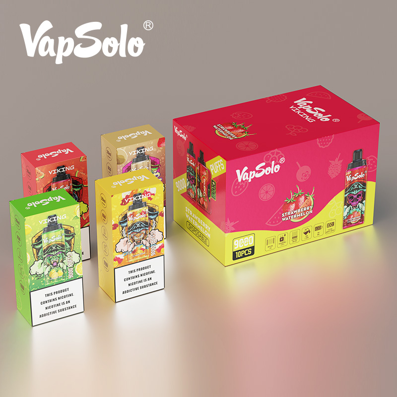 Boîtes de vente au détail de cigarettes électroniques jetables VapSolo Viking et un grand carton principal de 9000 bouffées pour la saveur Fraise Pastèque, présentés avec des boîtes de saveurs assorties et des étiquettes d'avertissement concernant la nicotine.