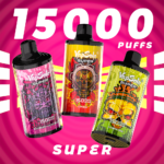 Trois cigarettes électroniques jetables VapSolo Super sur un fond rose vif, mettant en avant 15 000 bouffées, avec des étiquettes illustrées colorées et des saveurs comme framboise-pastèque et citron vert.