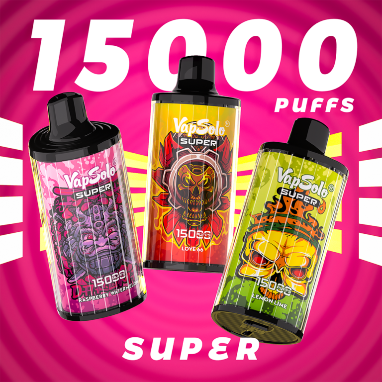 Trois cigarettes électroniques jetables VapSolo Super sur un fond rose vif, mettant en avant 15 000 bouffées, avec des étiquettes illustrées colorées et des saveurs comme framboise-pastèque et citron vert.